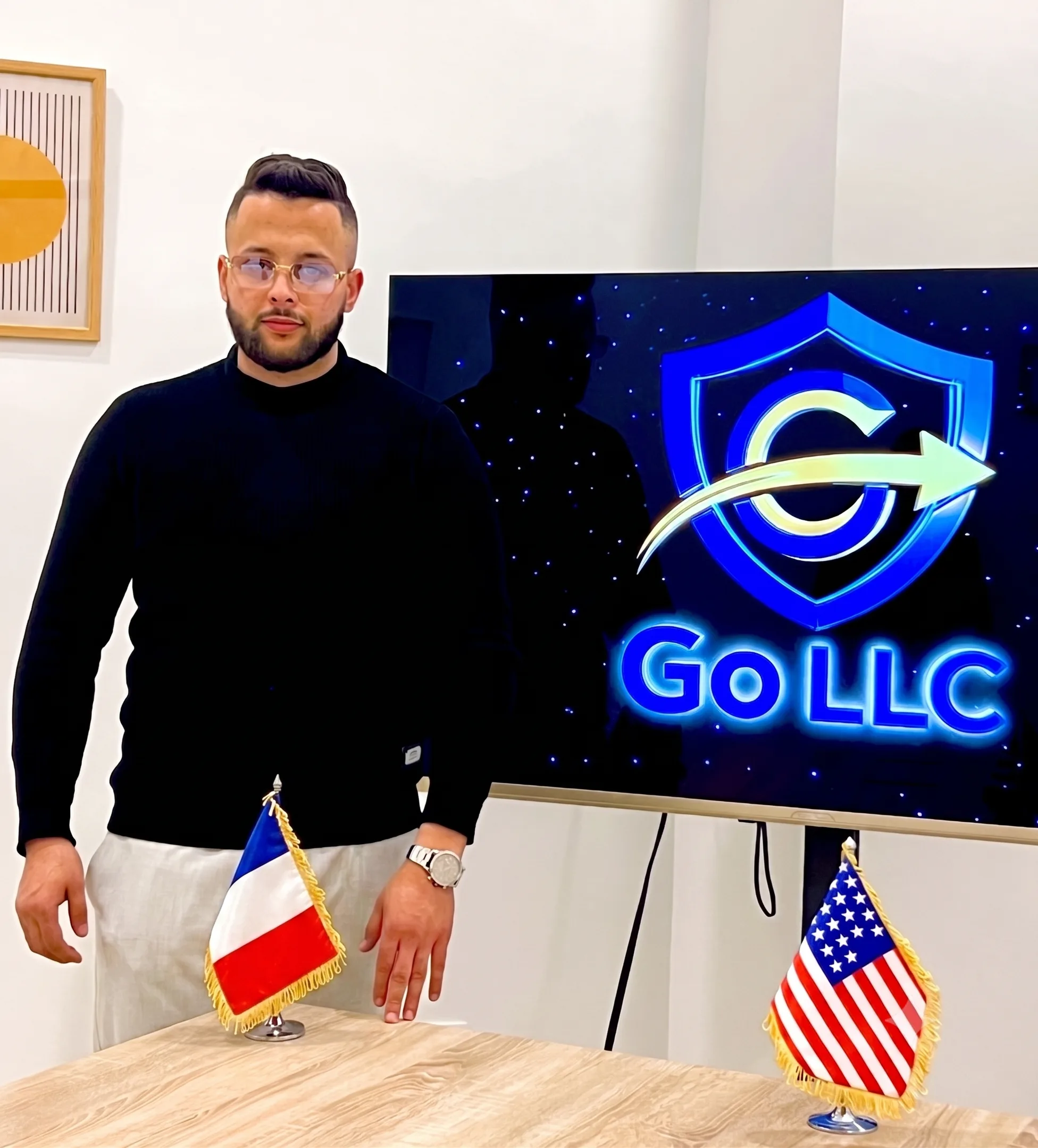 Fondateur de Go LLC avec les drapeaux français et américain